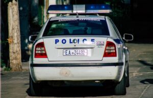 Αθήνα: Επεισοδιακή καταδίωξη 20χρονου γόνου ευκατάστατης οικογένειας - Χτύπησε αστυνομικό με το αυτοκίνητό του