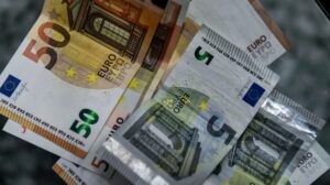 Επίδομα 250 ευρώ: Ποιοι μένουν εκτός, πότε θα πάνε στα ΑΤΜ όσοι το δικαιούνται