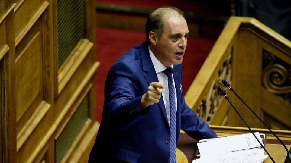 Ξέφυγε πάλι ο Βελόπουλος στη Βουλή: «Μίλησε ο προδότης της Μακεδονίας τώρα», είπε για τον Γιαννούλη του ΣΥΡΙΖΑ