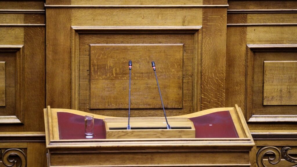 Από τον Οκτώβριο «κόφτης» στα μικρόφωνα της Βουλής