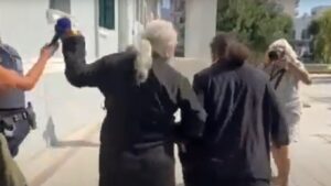 Κόρινθος: Στον ανακριτή ο ηγούμενος που κατηγορείται για αρχαιοκαπηλία - Κινήθηκε κατά των δημοσιογράφων,