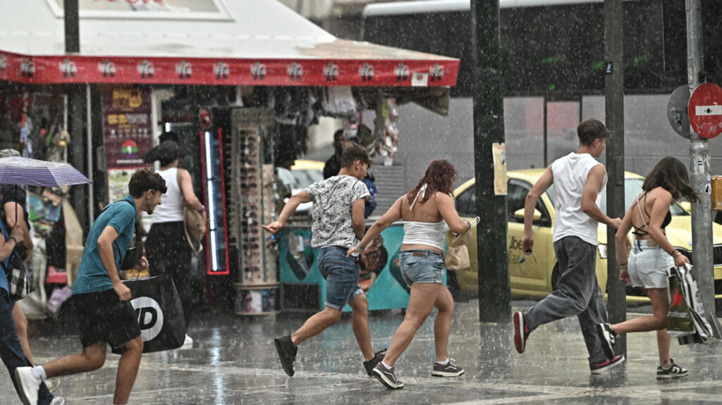 Καιρός: Με σποραδικές βροχές ξεκινά η εβδομάδα - Οι περιοχές που θα επηρεαστούν