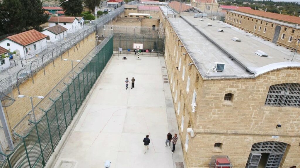 Φρίκη στις φυλακές της Κύπρου: Κατάδικοι βίαζαν συγκρατούμενό τους και έβγαζαν βίντεο