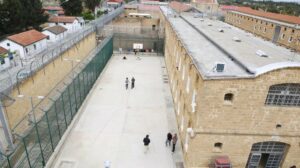 Φρίκη στις φυλακές της Κύπρου: Κατάδικοι βίαζαν συγκρατούμενό τους και έβγαζαν βίντεο