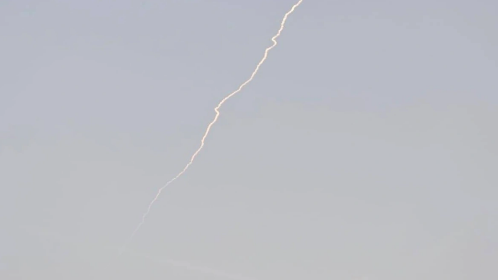 The Israel Defense Force reports the successful interception earlier of a ballistic missile fired by the Iranian-backed Houthi terrorist group in Yemen at Central Israel. pic.twitter.com/7I64NV7f0D— OSINTdefender (@sentdefender) September 16, 2025
