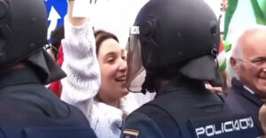 Απίθανο σκηνικό στην Ισπανία: Διαδηλώτρια φλερτάρει με αστυνομικό και αυτός κοκκινίζει - ΒΙΝΤΕΟ