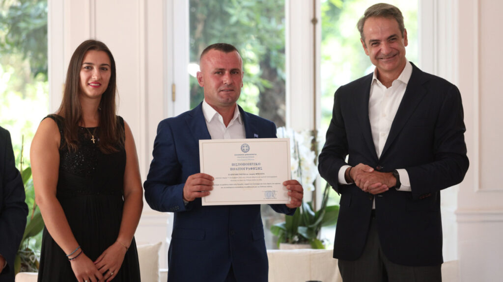 Κυριάκος Μητσοτάκης: Τίμησε με πολιτογράφηση τον ήρωα που είχε βουτήξει στον Άραχθο για να σώσει τα 2 παιδιά
