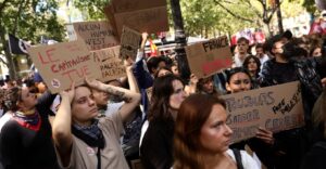 Σε αναβρασμό η Γαλλία: 800.000 διαδηλωτές στους δρόμους σε μία από τις μεγαλύτερες απεργίες των τελευταίων ετών