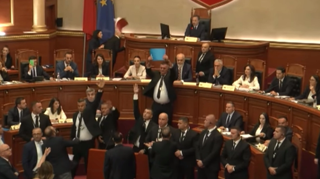 Αλβανία: Χάος στη Βουλή για την υπουργό - ρομπότ AI - Πέταξαν το Σύνταγμα στον πρωθυπουργό