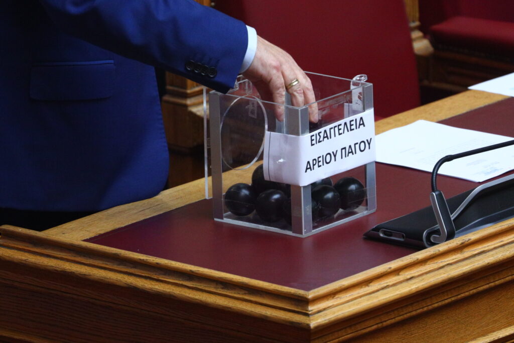 Κληρώθηκαν τα μέλη του Δικαστικού Συμβουλίου για την εξέταση της εμπλοκής Καραμανλή στα Τέμπη