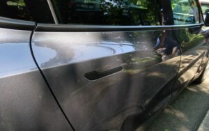 Να επανασχεδιάσει τον τρόπο με τον οποίο ανοίγουν οι πόρτες των αυτοκινήτων της αναγκάζεται η Tesla, έπειτα από καταγγελίες