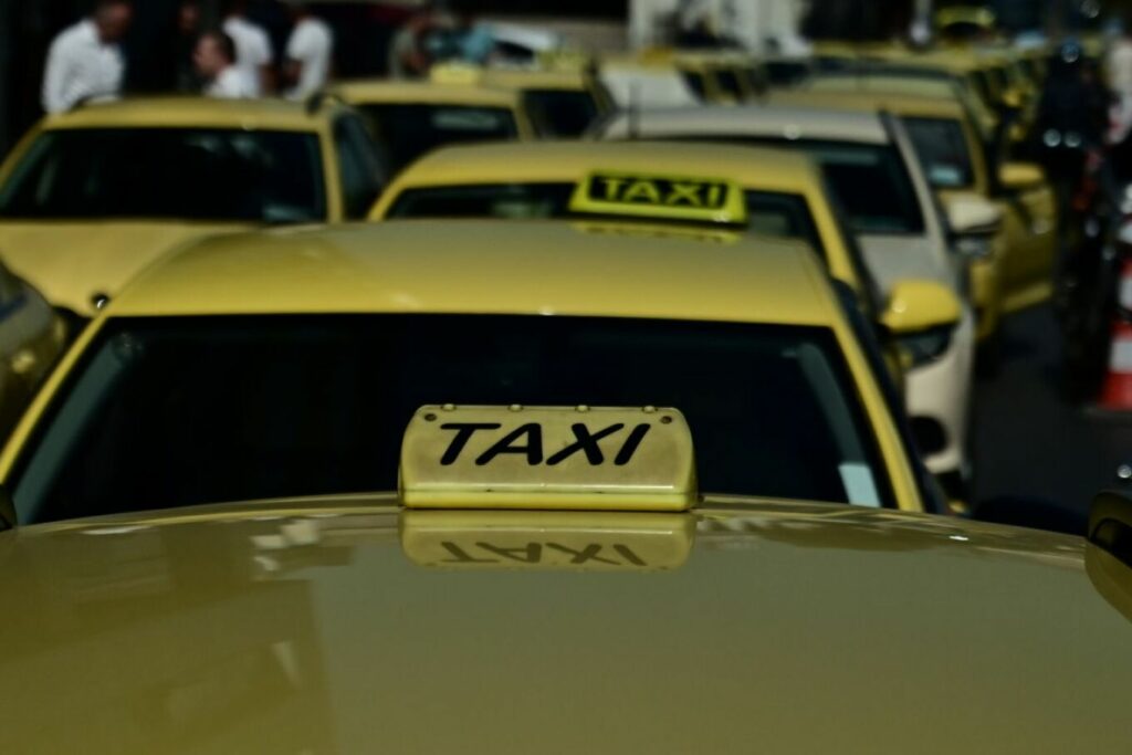 Μέχρι τις 6 το απόγευμα η απεργία των ταξί - Τι ζητούν οι οδηγοί