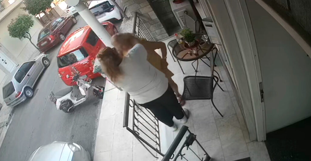 Η στιγμή που γυναίκα Ρομά αρπάζει αλυσίδα από τον λαιμό ηλικιωμένης – Δείτε βίντεο