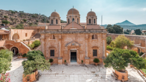 Χανιά: Η περιουσία του Επισκόπου και των δύο ξενοδόχων που πούλησαν την παραλία του Ζορμπά, δεσμεύτηκε