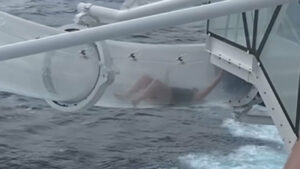 Τρόμος για επιβάτη κρουαζιερόπλοιου: Κόλλησε σε νεροτσουλήθρα πάνω από τον ωκεανό - Το βίντεο που έγινε viral