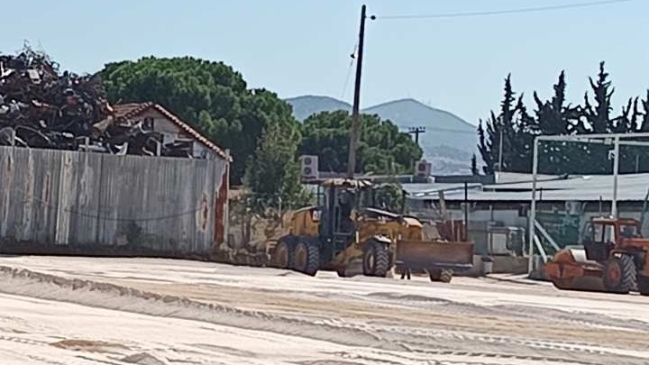 Θεσσαλονίκη: Μπάζωνε κοίτη ρέματος για να κατασκευάσει αυθαίρετα ποδοσφαιρικό γήπεδο (ΦΩΤΟ)