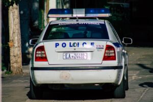 Μαρούσι: Γυναίκα σε αμόκ επιτέθηκε στον αδερφό της και δάγκωσε αστυνομικό