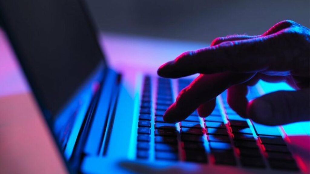 Δικογραφία για 28χρονο που έστειλε απειλητικά μηνύματα στον Παύλο Μαρινάκη