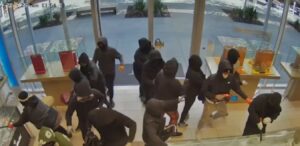 Κινηματογραφική ληστεία στην Καλιφόρνια: 30 μασκοφόροι μπούκαραν σε κοσμηματοπωλείο και έφυγαν με λεία $1 εκατ. - ΒΙΝΤΕΟ