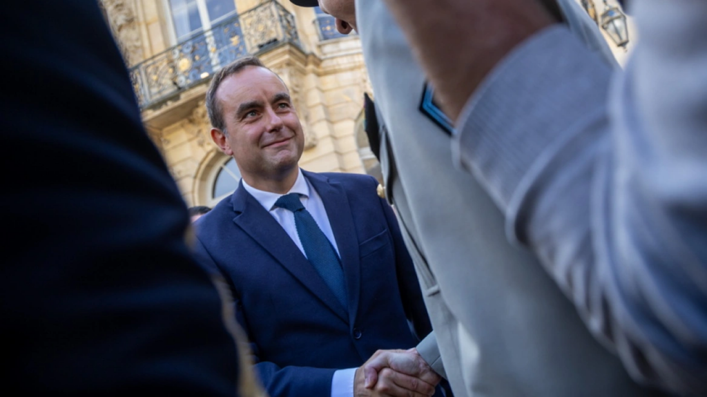 Αποκλείει την αναστολή μεταρρυθμίσεων των συντάξεων ο νέος πρωθυπουργός της Γαλλίας