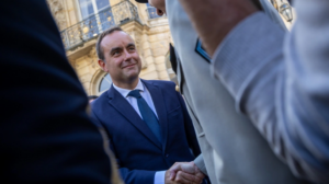 Αποκλείει την αναστολή μεταρρυθμίσεων των συντάξεων ο νέος πρωθυπουργός της Γαλλίας