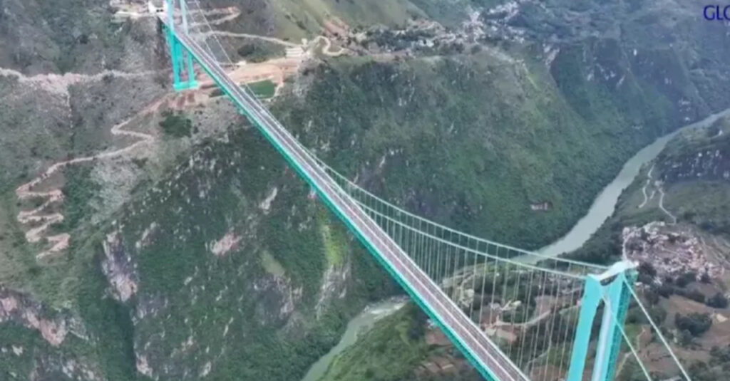 Η εντυπωσιακή κατασκευή υψώνεται 625 μέτρα πάνω από τον ποταμό Μπέιπαν, σχεδόν εννέα φορές ψηλότερα από τη γέφυρα Golden Gate του Σαν Φρανσίσκο