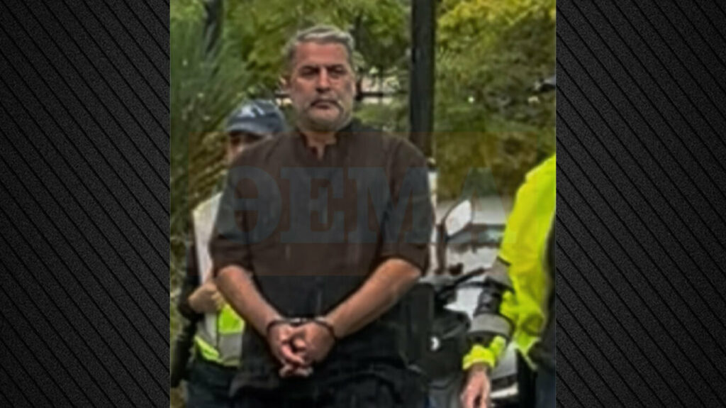 Με χειροπέδες ο Βασίλης Μπισμπίκης στην Ευελπίδων - Απολογείται για το τροχαίο που προκάλεσε στη Φιλοθέη - ΒΙΝΤΕΟ