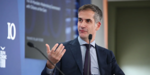 Πρόχειρο, αδιάβαστο και αναξιόπιστο χαρακτήρισε τον Χάρη Δούκα ο Κώστας Μπακογιάννης