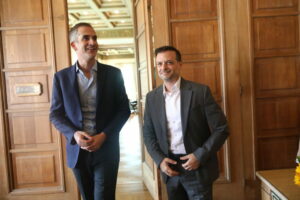 Μπακογιάννης κατά Δούκα: Ο δήμος Αθηναίων κλείνει εν κρυπτώ και χωρίς εξήγηση το υπνωτήριο των Γιατρών του Κόσμου