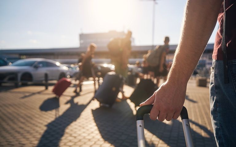 Ο όρος είναι «coolcation» και αναφέρεται στον αυξανόμενο αριθμό ταξιδιωτών που αποφεύγουν τη ζέστη των παραδοσιακών καλοκαιρινών προορισμών