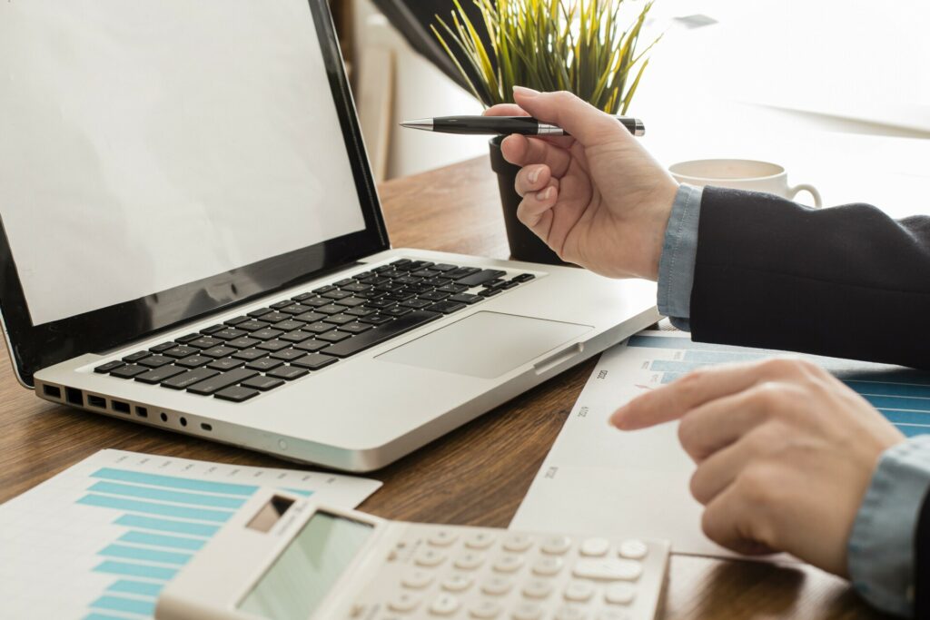 250922153956_businessman-with-laptop-psifiako-ekkatharistiko-1024×683