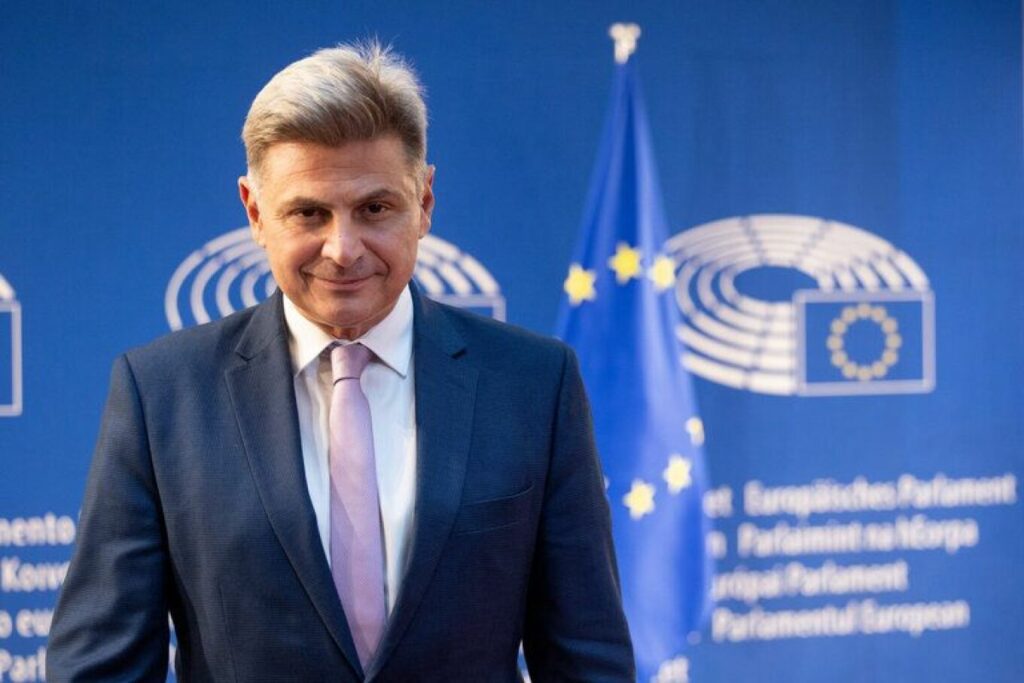 Νικόλας Φαραντούρης: Όσοι νομίζουμε ότι «ακούμε» να γνωρίσουμε καλύτερα τον κόσμο κωφών και βαρυκόων