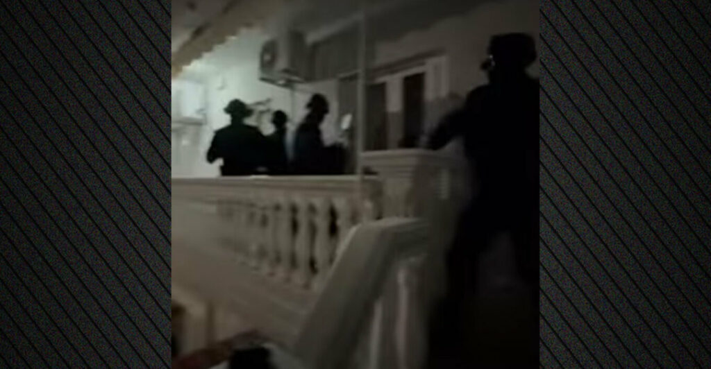 Η στιγμή που αστυνομικοί εισβάλουν σε σπίτι σπείρας που εξαπατούσε ηλικιωμένους - Η λεία της ξεπερνά τα 2 εκατ. ευρώ