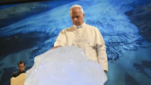 Πάπας Λέων: Ευλόγησε ένα... μεγάλο παγάκι ως απάντηση στον Τραμπ για την κλιματική αλλαγή