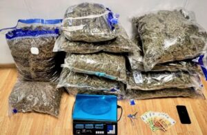 Χειροπέδες σε 31χρονο στην Αττική που είχε στο σπίτι του 34 κιλά κάνναβης