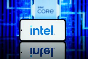 Intel: Μετοχή σε άνοδο 50% στον μήνα – Διπλασιάστηκε η αξία στο μερίδιο των ΗΠΑ