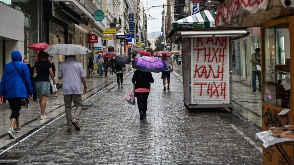 Καιρός: Ισχυρές βροχές και καταιγίδες μέχρι και το απόγευμα - Η πρόγνωση για το Σαββατοκύριακο