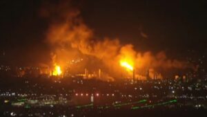 Λος Άντζελες: Μεγάλη φωτιά μετά από ισχυρή έκρηξη σε διυλιστήριο της Chevron - ΒΙΝΤΕΟ