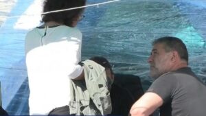 Βασίλης Μπισμπίκης: Με γλυκά στη Φιλοθέη- Έφαγε «πόρτα» από «δύσκολο» γείτονα