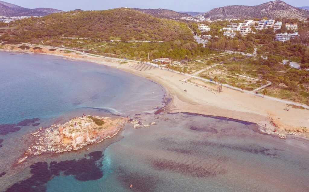 Μαρτίνος, Προκοπίου και Κωνσταντακόπουλος «σπάνε στα τρία» την πλαζ στο Καβούρι (Ακτή Β’ Βούλας), παίρνοντας το κομμάτι που τους αναλογεί μπροστά στα σπίτια τους!