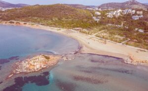 Μαρτίνος, Προκοπίου και Κωνσταντακόπουλος «σπάνε στα τρία» την πλαζ στο Καβούρι (Ακτή Β’ Βούλας), παίρνοντας το κομμάτι που τους αναλογεί μπροστά στα σπίτια τους!