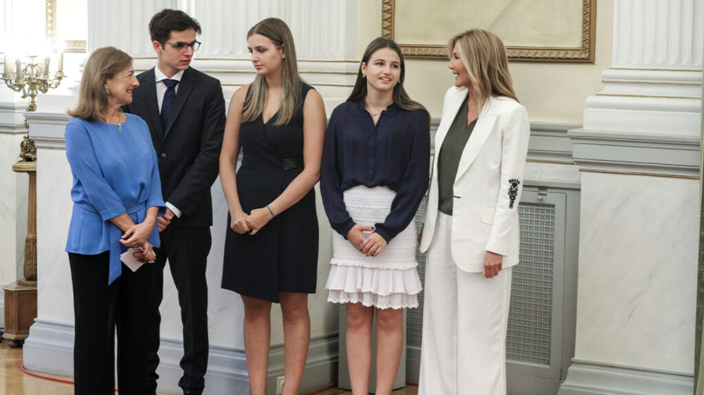 251004195609_xrwma-mitsotakis-oikogeneia