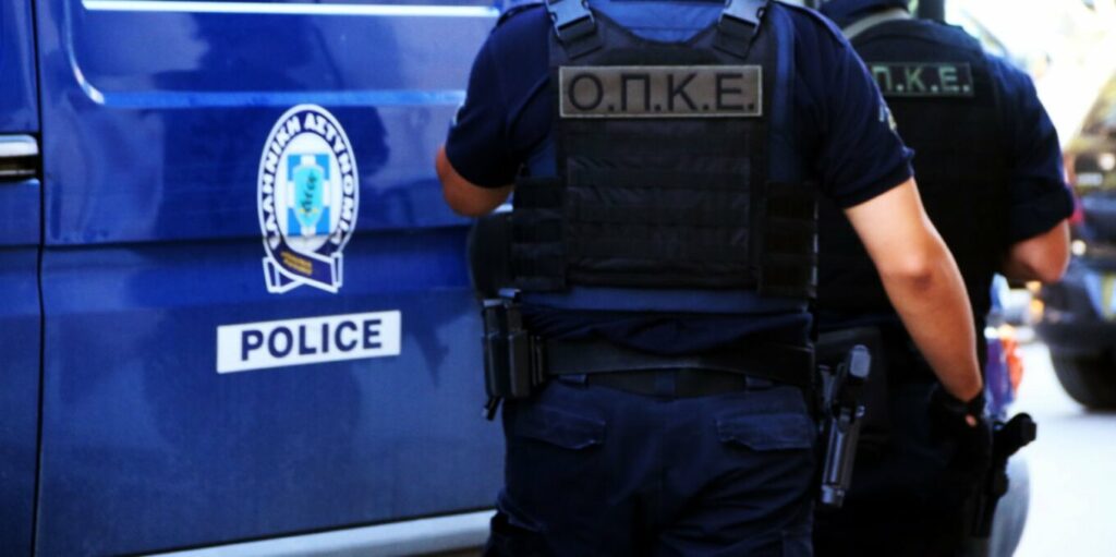 Φθιώτιδα: Αστυνομικοί σταμάτησαν αυτοκίνητο για έλεγχο και βρήκαν όπλα, κάνναβη, κοκαΐνη, σιδηρογροθιά και κουκούλες full face