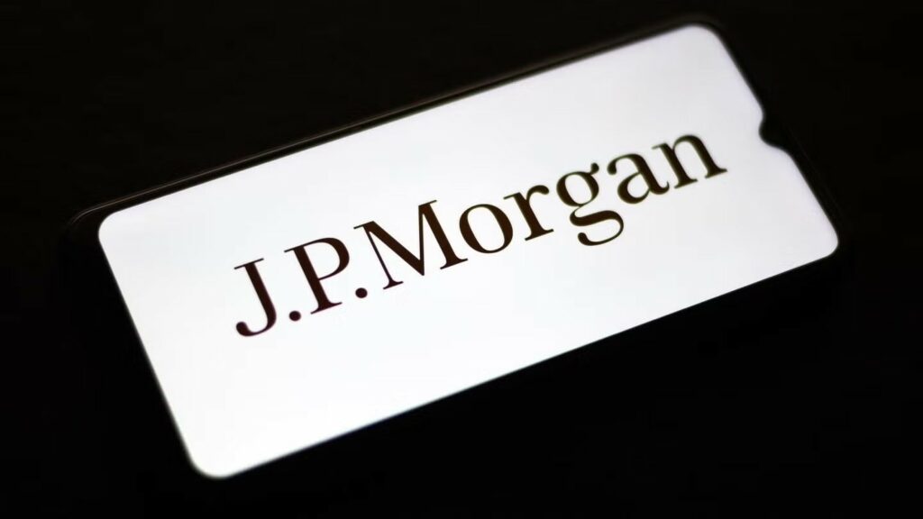 J.P. Morgan: «Overweight» σε όλες τις ελληνικές τράπεζες – Νέοι υψηλότεροι στόχοι