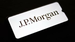 J.P. Morgan: «Overweight» σε όλες τις ελληνικές τράπεζες – Νέοι υψηλότεροι στόχοι