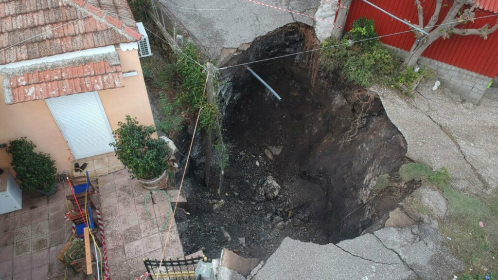 Νέες εικόνες από τις Φυτείες Αιτωλοακαρνανίας - Τι προκάλεσε τον κρατήρα έξι μέτρων ανάμεσα σε σπίτια
