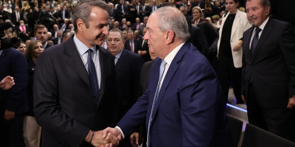 251008195205_mitsotakis-karamanlis-xeirapsia.jpg