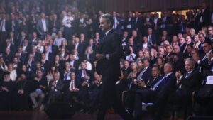 Το παρασκήνιο της εκδήλωσης στο Ωδείο παρουσία Μητσοτάκη - Η χειραψία του πρωθυπουργού με τον Κώστα Καραμανλή και τα πηγαδάκια