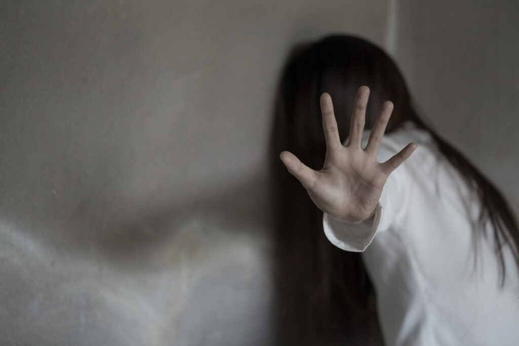 «Ήταν τρυπημένη σε όλο το πρόσωπο με πιρούνι» - Σοκ με την κακοποίηση εγκύου από τον σύζυγό της