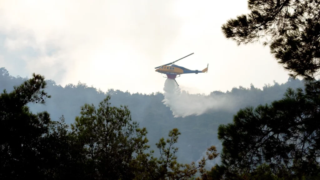 14 ύποπτοι για τη φωτιά που έκαψε τη Ρόδο το 2023